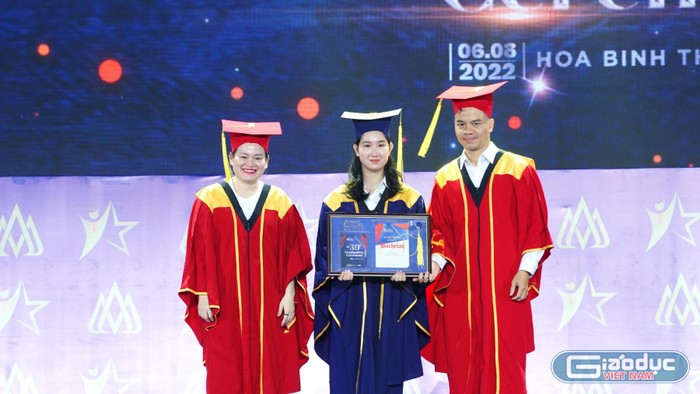 Giây phút Trần Lê Khả Ái nhận bằng tốt nghiệp đại học từ Trường Hoa Sen (Ảnh: Ý Nhung)