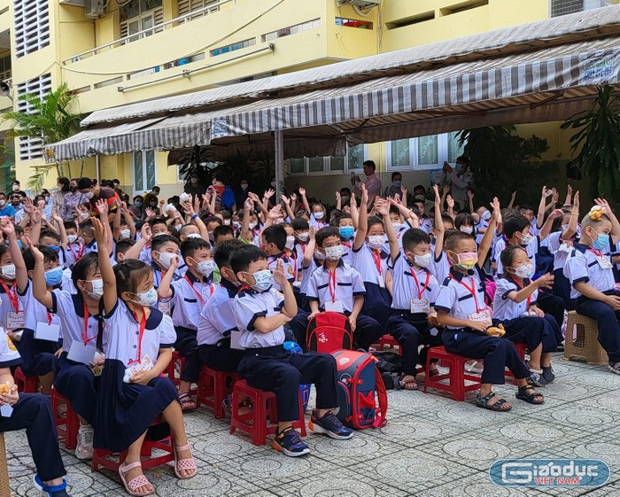 Học sinh lớp 1 Trường tiểu học Nguyễn Bỉnh Khiêm, quận 1 tham dự ngày hội &quot;Ba mẹ cùng em đến trường&quot; (ảnh: P.L)