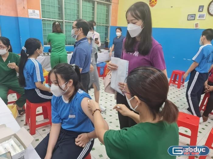Học sinh của Thành phố Hồ Chí Minh được tiêm vắc xin phòng Covid-19 hồi năm 2021 (ảnh minh họa: P.L)