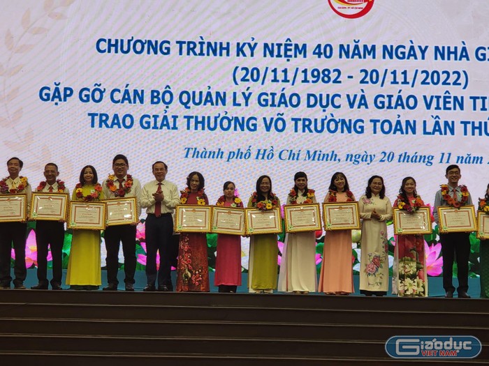 Các thầy cô giáo được trao giải thưởng Võ Trường Toản lần thứ 25, năm 2022 (ảnh: P.L)