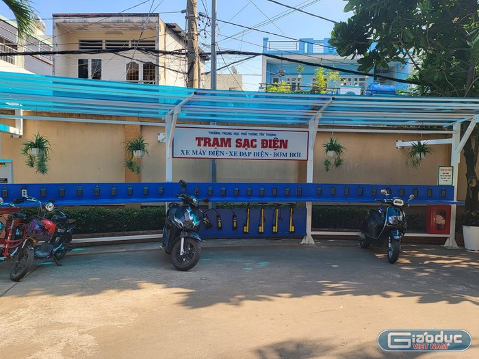 Trạm sạc điện của Trường Tây Thạnh đi vào hoạt động, phục vụ nhu cầu thiết thực của học sinh (ảnh: P.L)