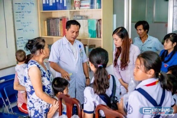 Bác sĩ tư vấn sức khỏe cho học sinh, phụ huynh của Trường Trung học phổ thông chuyên Trần Đại Nghĩa (ảnh minh họa: NTCC)