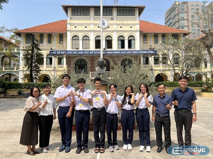 Võ Nguyễn Mỹ An (thứ 3, phải sang) và các thành viên đội tuyển thi học sinh giỏi quốc gia môn tiếng Anh của Trường Trung học phổ thông chuyên Trần Đại Nghĩa. (Ảnh: NTCC)