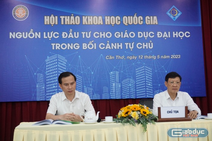 Chủ tọa điều hành phiên thảo luận thứ 3 của hội thảo vào chiều ngày 12/5.