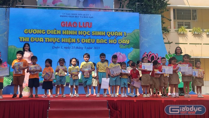 Tuyên dương các học sinh tiêu biểu thực hiện tốt 5 điều Bác Hồ dạy (ảnh: P.L)