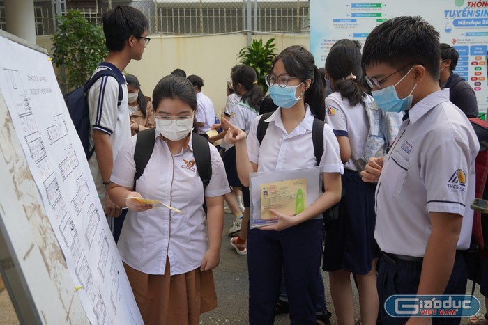 Học sinh xem danh sách phòng thi trước khi bước vào phòng làm bài (ảnh: P.L)