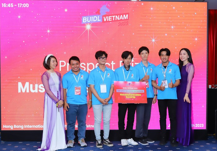 Nhóm sinh viên HIU được trao giải tại Cuộc thi Hackathon 2023 (ảnh: HIU)