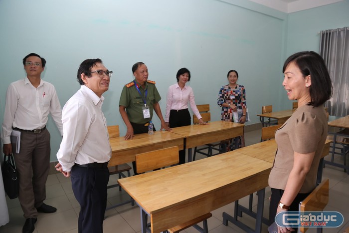 Phó Chủ tịch Ủy ban Nhân dân tỉnh Đồng Nai kiểm tra các điểm thi tốt nghiệp trung học phổ thông (ảnh: Thiên Di)