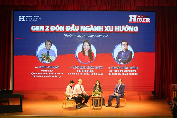 Các diễn giả tại buổi tọa đàm &quot;Gen Z đón đầu ngành xu hướng&quot; (ảnh: HIU)