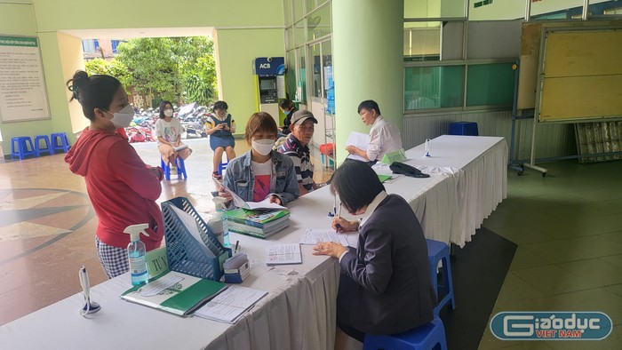 Phụ huynh đến đăng ký, tư vấn cho con học lớp 10 tại Trường Trương Vĩnh Ký (ảnh: V.D)