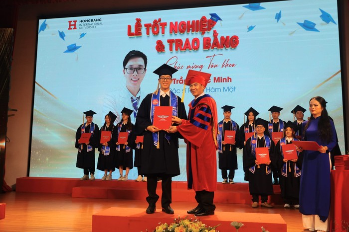 115 bác sĩ Răng Hàm Mặt đầu tiên của HIU đã tốt nghiệp (ảnh: HIU)