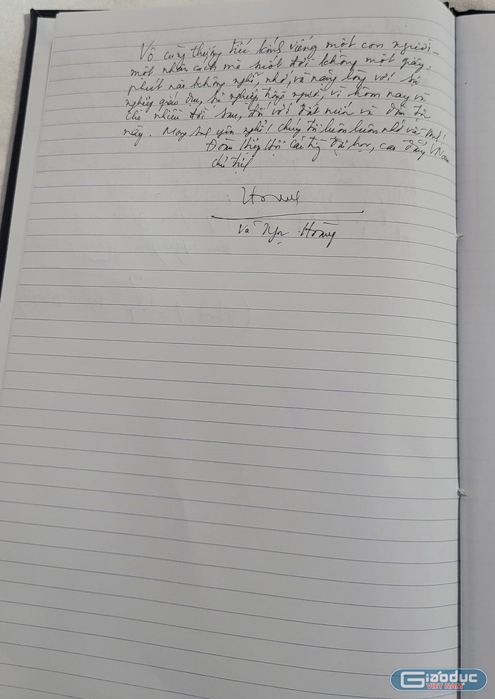 Chủ tịch Hiệp hội Các trường đại học, cao đẳng Việt Nam Vũ Ngọc Hoàng ghi lại cảm xúc của mình trong sổ tang (ảnh: V.D)