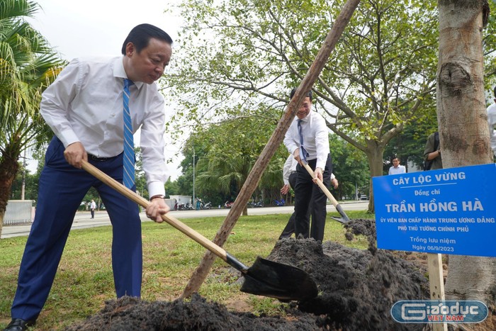 Phó Thủ tướng Chính phủ Trần Hồng Hà trồng cây lưu niệm trong khuôn viên Đại học Quốc gia Thành phố Hồ Chí Minh (ảnh: V.D)
