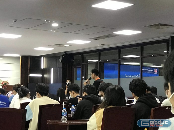 Sinh viên phát biểu tại buổi gặp gỡ ở Trường Đại học Sư phạm Kỹ thuật Thành phố Hồ Chí Minh (Ảnh: SVCC)