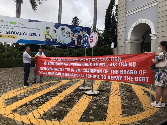 Phụ huynh căng băng rôn đòi nợ trước cổng Trường Quốc tế Mỹ Việt Nam (ảnh: PHCC)