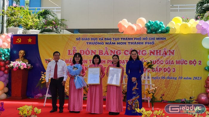 Bà Lê Thụy Mỵ Châu - Phó Giám đốc Sở Giáo dục và Đào tạo Thành phố Hồ Chí Minh trao quyết định công nhận trường đạt chuẩn quốc gia mức độ 2 (ảnh: V.D)