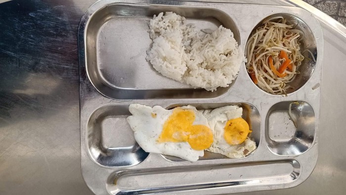 Suất ăn bán trú trưa ngày 20/10 của học sinh Trường Trung học phổ thông Thanh Đa được chụp lại (ảnh: PHCC)