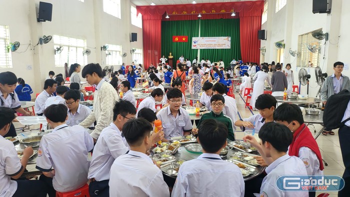 Học sinh Trường trung học phổ thông Thanh Đa ăn trưa ngày 23/10 (ảnh: V.D)