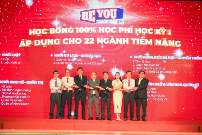 Lãnh đạo HIU, doanh nghiệp, các Khoa Viện thuộc HIU kích hoạt học bổng 100% học phí học kỳ 1 năm 2024 cho 22 ngành học tiềm năng (ảnh: HIU)