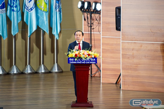 Phó Giáo sư Vũ Hải Quân - Giám đốc Đại học Quốc gia Thành phố Hồ Chí Minh phát biểu chào mừng Thủ tướng Chính phủ đến tham dự Lễ khai khóa (ảnh: CTV)