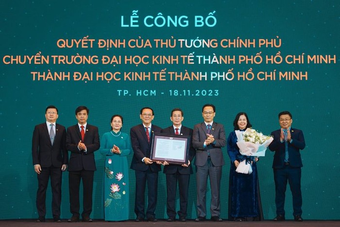 Thứ trưởng Hoàng Minh Sơn (thứ 3, phải sang) trao quyết định của Thủ tướng cho lãnh đạo Đại học Kinh tế Thành phố Hồ Chí Minh (ảnh: UEH)