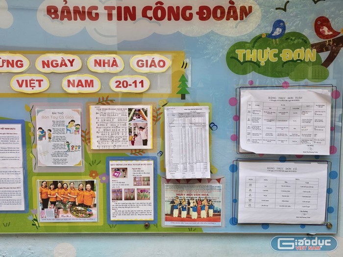 Thực đơn được nhà trường dán công khai tại những vị trí rất dễ tìm thấy (Ảnh: V.D)