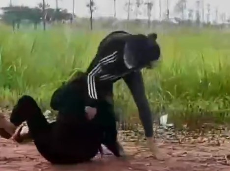 Cảnh nhóm học sinh đánh nữ sinh xảy ra ở huyện Thủ Thừa, tỉnh Long An (ảnh cắt từ video clip)