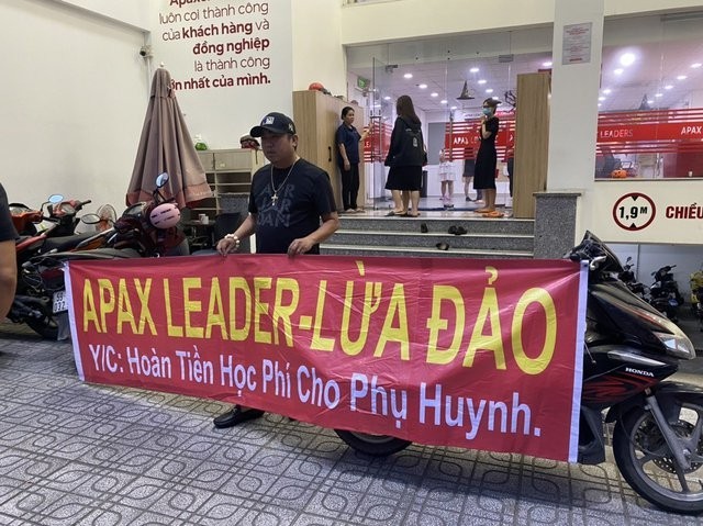 Phụ huynh mang băng rôn, đòi Apax Leaders phải trả lại học phí (ảnh: V.S)