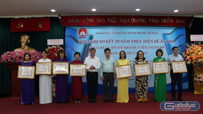 Trao tặng bằng khen của Ủy ban Nhân dân Thành phố Hồ Chí Minh cho các trường thực hiện tốt đề án 5695 trong 10 năm qua (ảnh: V.D) gdvn_BaoQuocEMGe.jpg