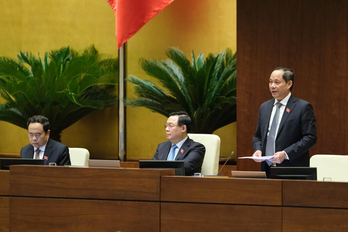 Phó Chủ tịch Quốc hội Trần Quang Phương đã ký báo cáo của Ủy ban Thường vụ Quốc hội về giải trình, tiếp thu ý kiến đại biểu Quốc hội về tổ chức chất vấn tại Kỳ họp thứ 3. (Ảnh: quochoi.vn).