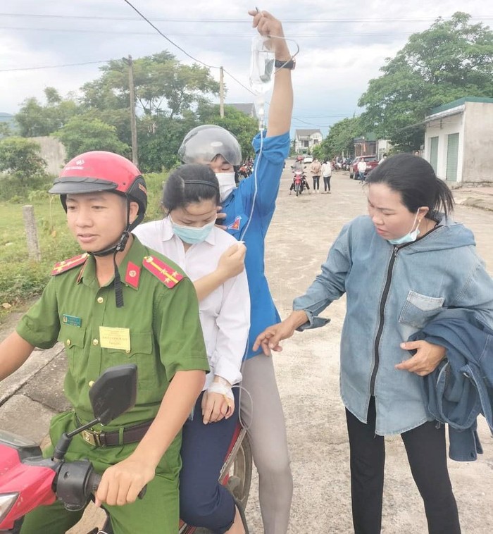 Nữ sinh được đội tình nguyện huyện Kỳ Anh (Hà Tĩnh) đến nhà đón đi thi sáng ngày 7/7. (Ảnh: Huyện đoàn Kỳ Anh).