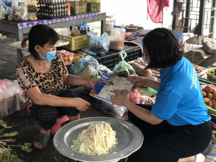 Tuyên truyền viên Bảo hiểm xã hội Việt Nam vận động người dân tham gia bảo hiểm xã hội tự nguyện. (Ảnh minh họa).