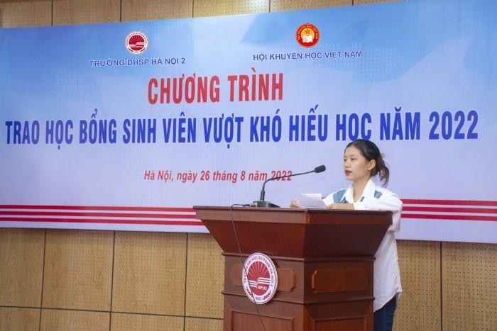 Sinh viên Quan Thị Thu Hoài - K46 Sư phạm Toán học (Dạy học bằng Tiếng Anh) bày tỏ: Với chúng em, món quà này có giá trị lớn về vật chất và tinh thần.