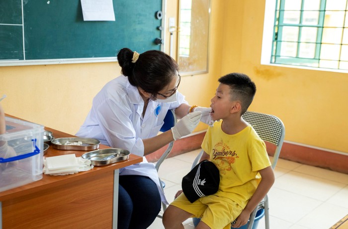 Nhóm thiện nguyện gồm đội ngũ y bác sĩ của một phòng khám nha khoa tư nhân trên địa bàn Hà Nội đã tổ chức khám, nhổ răng miễn phí cho 254 trẻ mầm non và 472 học sinh tiểu học trên địa bàn xã Bản Vược.