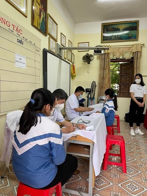 Trường Tiểu học Hòa Long, thành phố Bắc Ninh phối hợp với Trạm Y tế phường Hòa Long tổ chức khám sức khỏe cho các em học sinh.