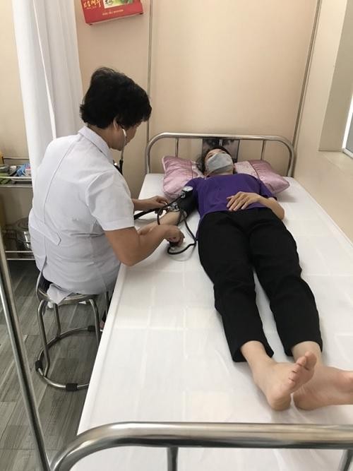 Nhân viên y tế Trường Đại học Công nghệ Đông Á, thành phố Bắc Ninh chăm sóc sức khỏe cho sinh viên.