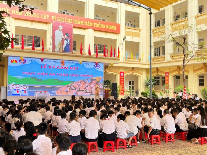 Lễ ký cam kết Thực hiện An toàn giao thông tại Trường Tiểu học Nguyễn Trung Trực. (Ảnh: NTCC).