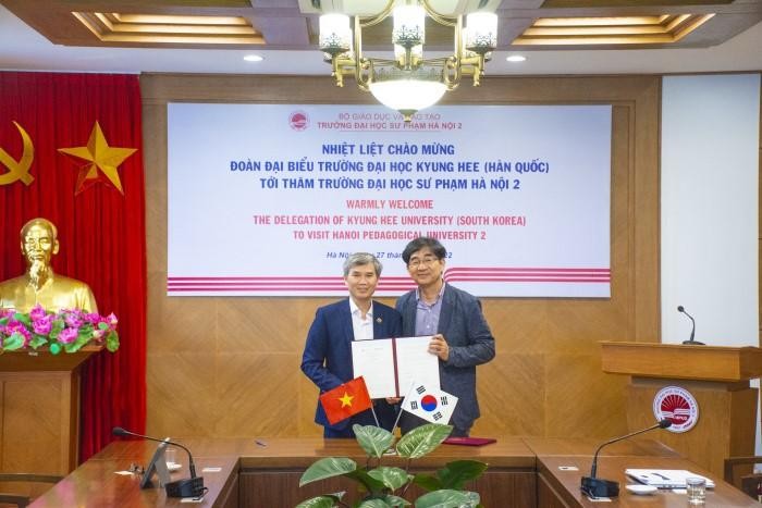 Đại diện Đại học Kyung Hee và Trường Đại học Sư phạm Hà Nội 2 vui mừng với sự khởi đầu hợp tác.