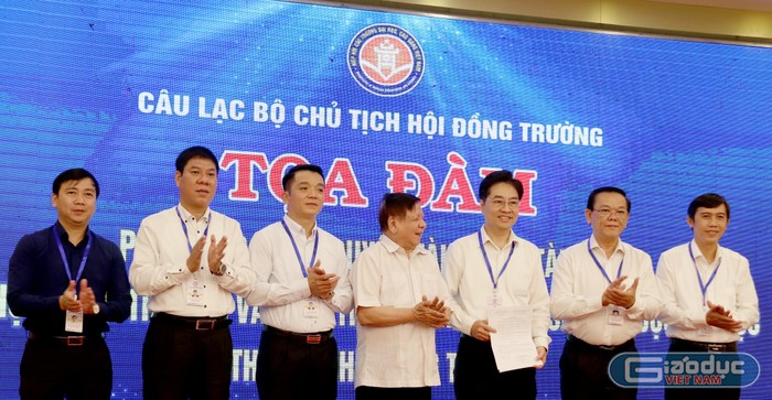 Phó giáo sư Trần Xuân Nhĩ- Phó Chủ tịch Thường trực Hiệp hội trao quyết định công nhận Ban Chủ nhiệm câu lạc bộ, câu lạc bộ Chủ tịch Hội đồng trường