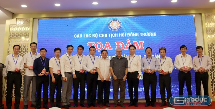 Tiến sĩ Lê Viết Khuyến - Phó Chủ tịch Hiệp hội Các trường đại học, cao đẳng Việt Nam trao kỷ niệm chương cho một số Chủ tịch Hội đồng trường