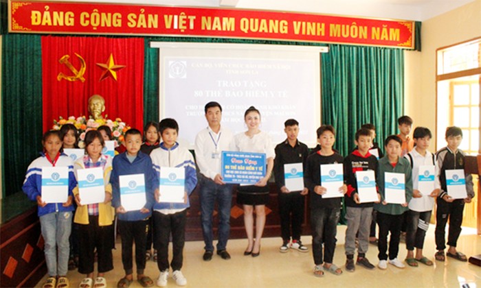 Trao thẻ bảo hiểm y tế cho các em học sinh tại huyện Mai Sơn.