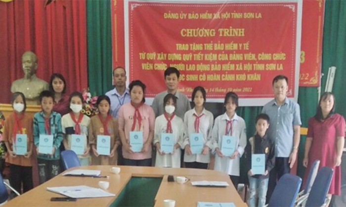 Trao thẻ bảo hiểm y tế cho các em học sinh tại huyện Quỳnh Nhai.