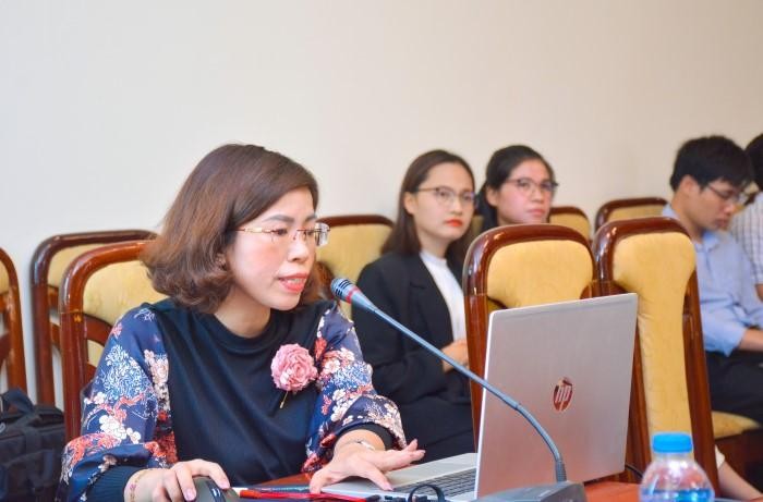 Tiến sĩ Lê Thị Lan Anh, Trường Đại học Sư phạm Hà Nội 2 trình bày báo cáo tại Hội thảo.