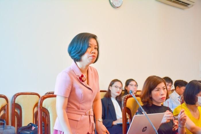 Tiến sĩ Lê Thị Thu Hương - Trưởng khoa Giáo dục tiểu học (Trường Đại học Sư phạm - Đại học Thái Nguyên) trình bày báo cáo tại Hội thảo.