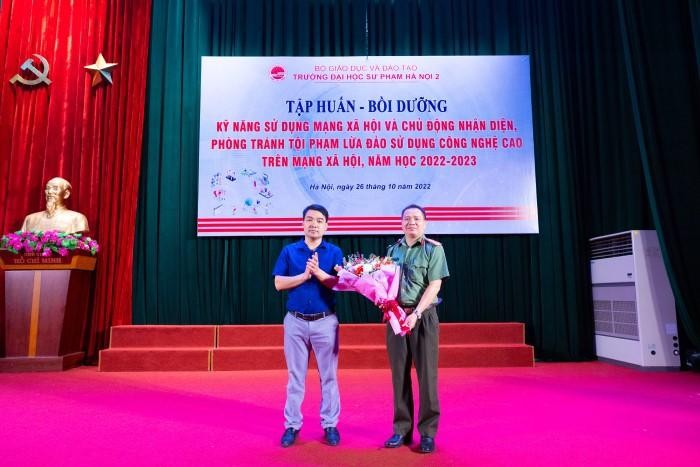 Thạc sĩ Nguyễn Hữu Hòa - Trưởng phòng Công tác Chính trị - Học sinh sinh viên tặng hoa cảm ơn Báo cáo viên.