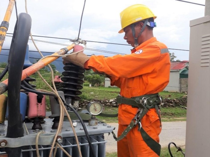 Công nhân ngành điện Lai Châu kiểm tra vận hành trạm biến áp.