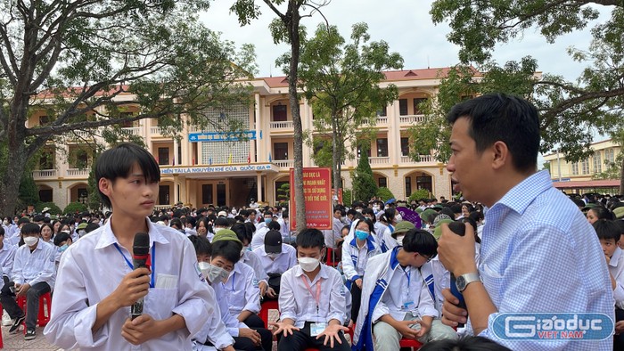 Học sinh Trần Thịnh - lớp 11A3 bày tỏ quyết tâm chọn nghề sau khi nghe những chia sẻ của diễn giả.