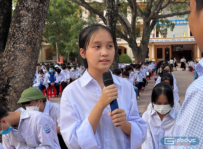 Học sinh Phan Thị Trà My - lớp 11A3 đặt câu hỏi về chọn ngành theo sự yêu thích hay định hướng của gia đình.