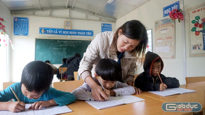 Giáo viên dạy lớp ghép tại điểm trường Nậm Hà - Trường Phổ thông dân tộc bán trú Tiểu học Mường Toong số 1 (Điện Biên). (Ảnh: Ngân Chi).