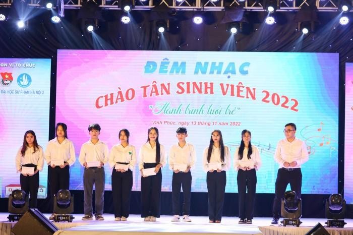 Trao học bổng cho các tân sinh viên Trường Đại học Sư phạm Hà Nội 2.